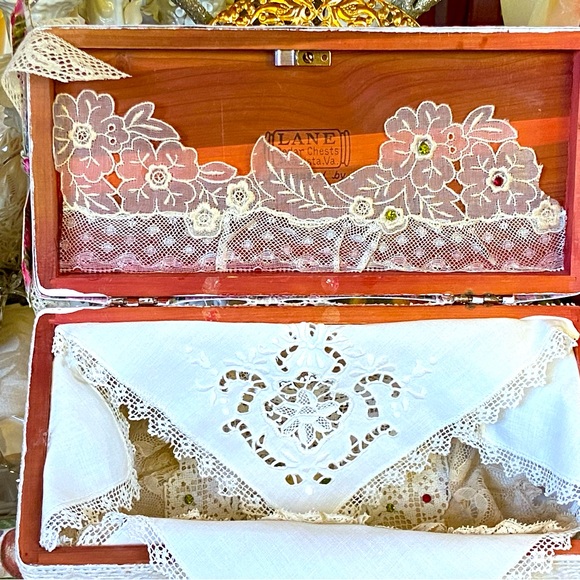 Christmas Lane Hope Chest Vintage Miniature, Vintage Lace, Jewel, Vestments, NEW - Picture 7 of 10